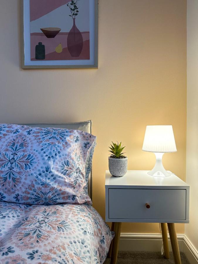 Luxury 2 Bedroom City Centre Apartment - Secure Parking - Amazing Location! Canterbury Kültér fotó