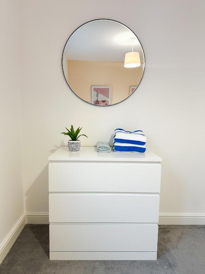 Luxury 2 Bedroom City Centre Apartment - Secure Parking - Amazing Location! Canterbury Kültér fotó