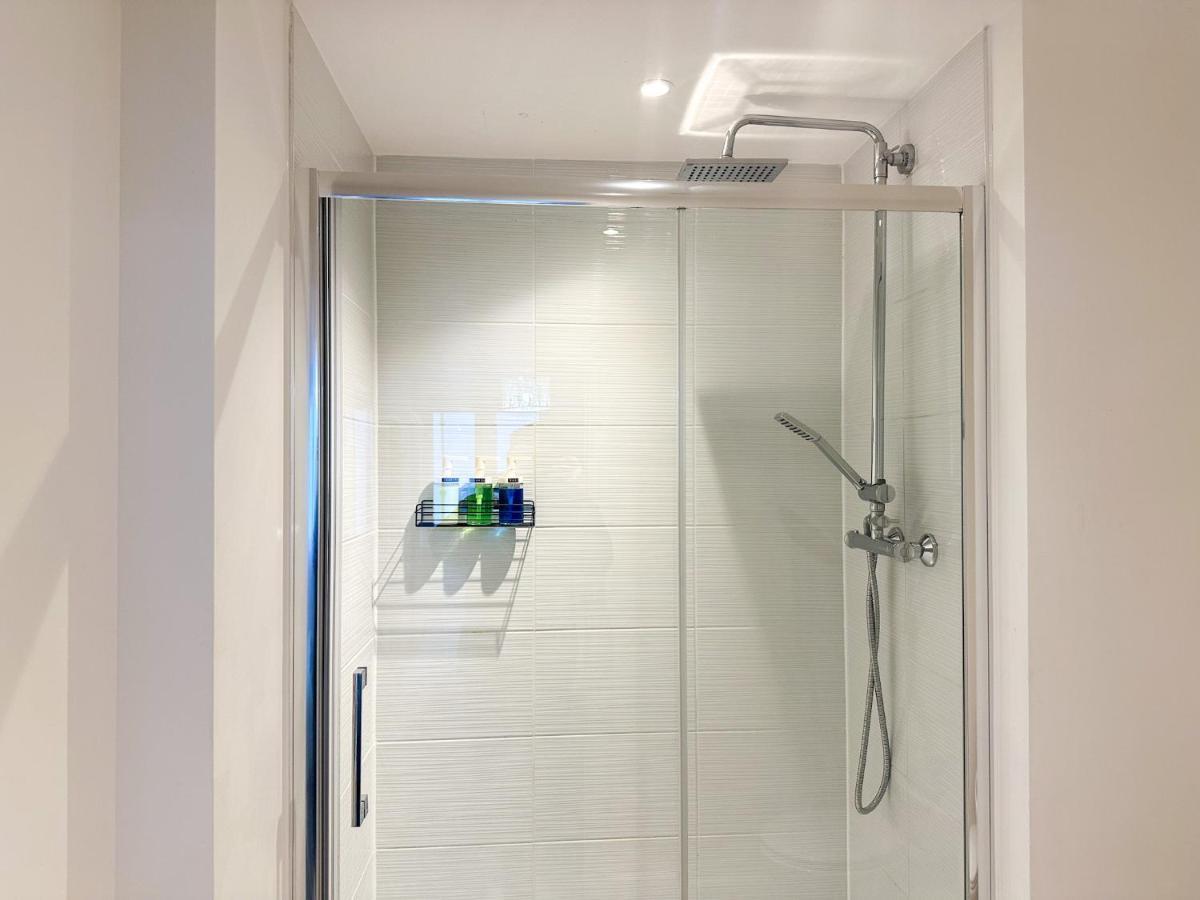 Luxury 2 Bedroom City Centre Apartment - Secure Parking - Amazing Location! Canterbury Kültér fotó